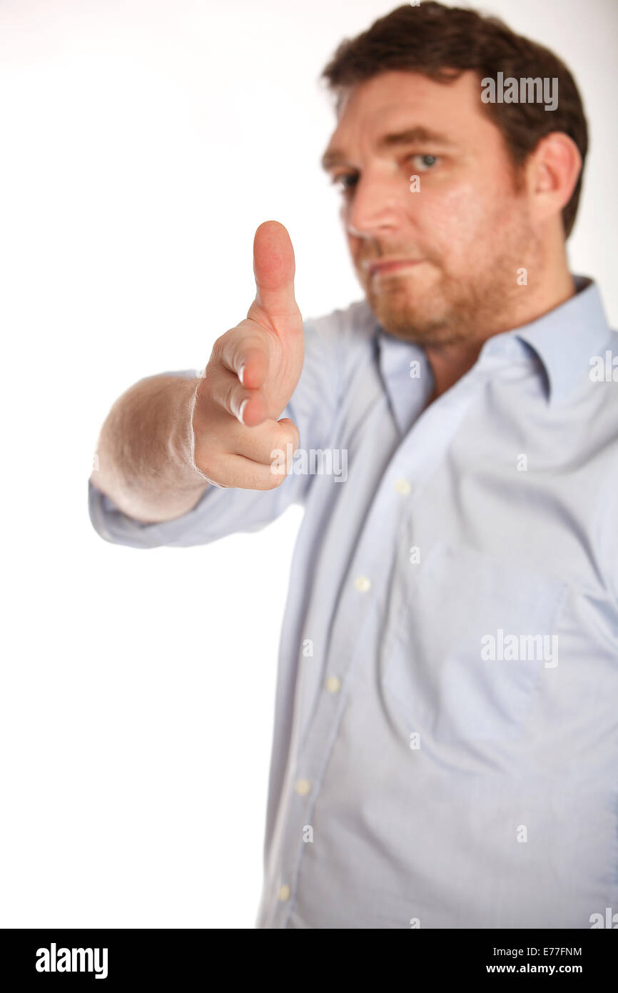 Mann in ein blaues Hemd mit Gewehr mit seinen Fingern Stockfoto