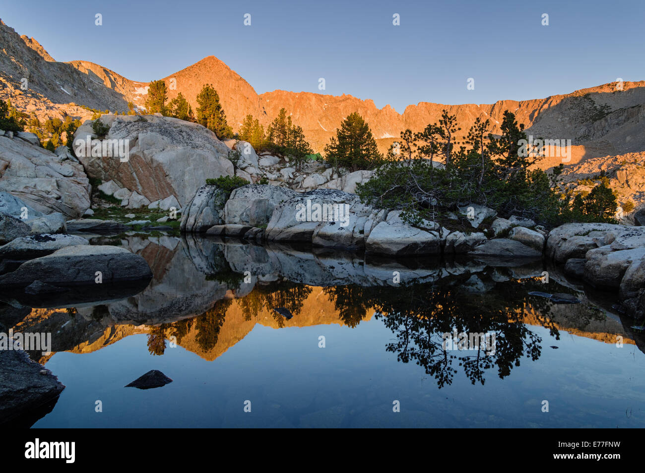 Berg-Sonnenaufgang und Reflexion in den Sierra Nevada Bergen in der Nähe von Bischof California Stockfoto