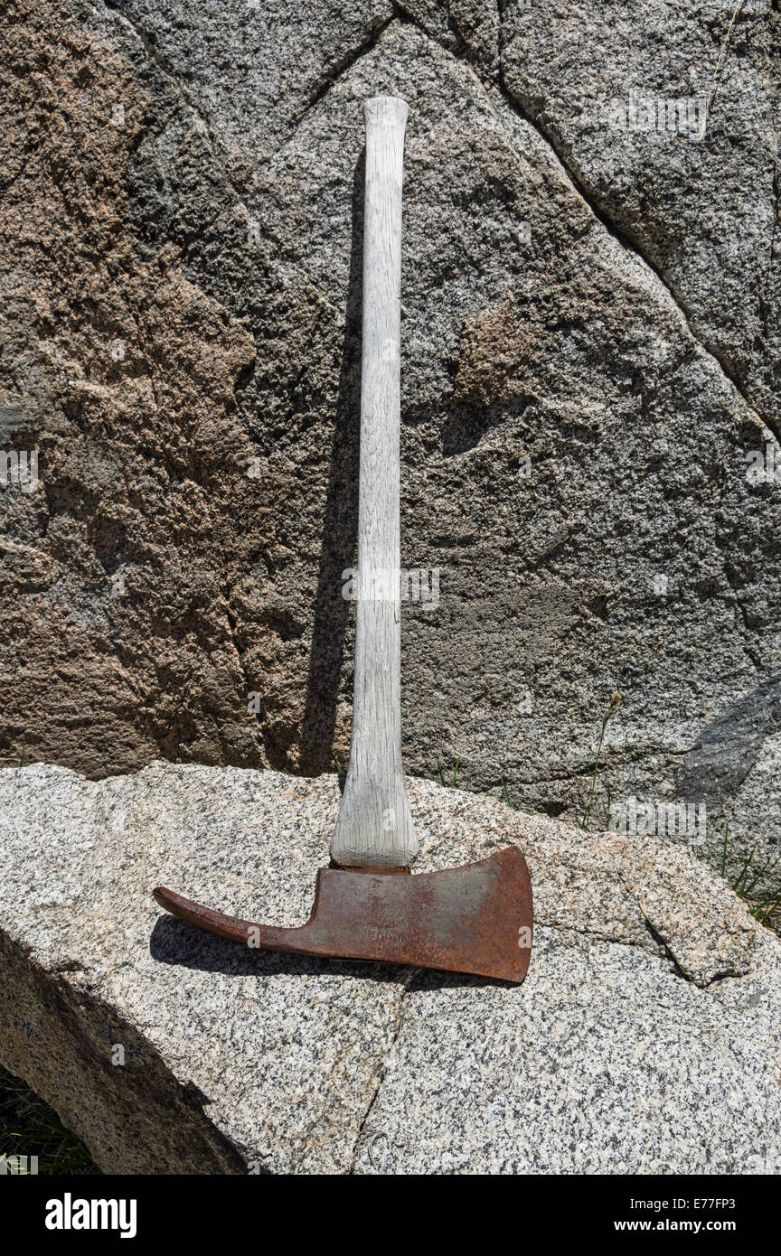 alten verwitterten und rostigen Pulaski-Tool auf Granitfelsen Stockfoto