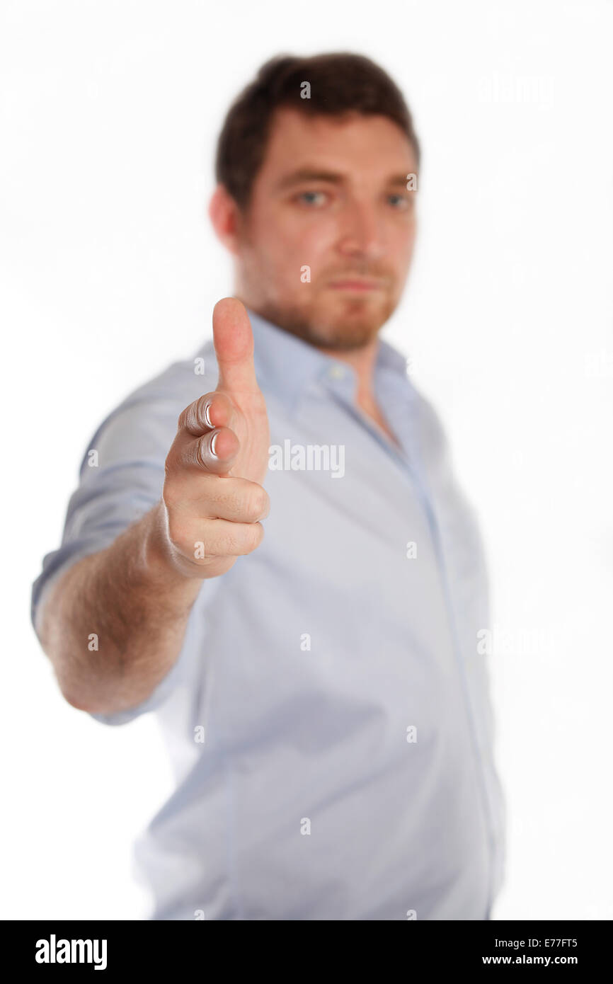 Mann in ein blaues Hemd mit Gewehr mit seinen Fingern Stockfoto