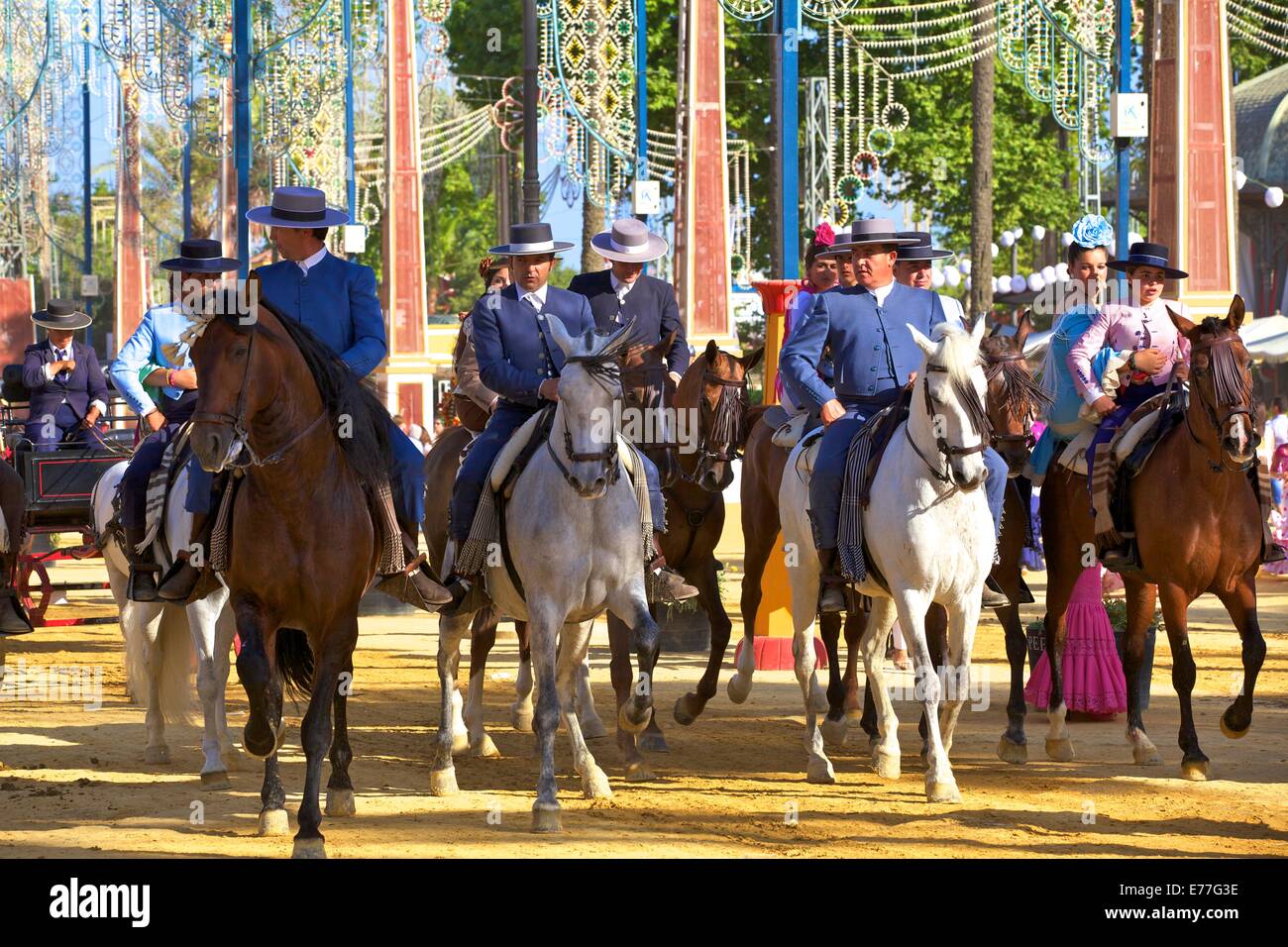 Spanische Reiter in Tracht, jährliche Pferdemesse, Jerez De La Frontera, Provinz Cadiz, Andalusien, Spanien Stockfoto