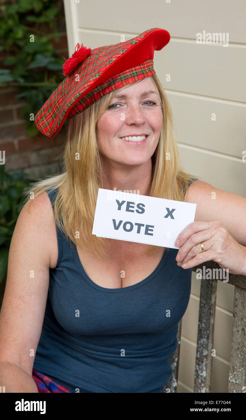 Schottischen Unabhängigkeitsreferendum Stimmen ja aus diesem weiblichen Wähler mit traditionellen Tam o Shanter Hut Stockfoto