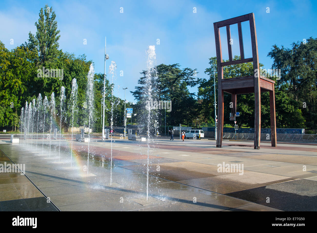 Platz im UN-Hauptquartier mit gebrochenen Stuhl in Genf Stockfoto