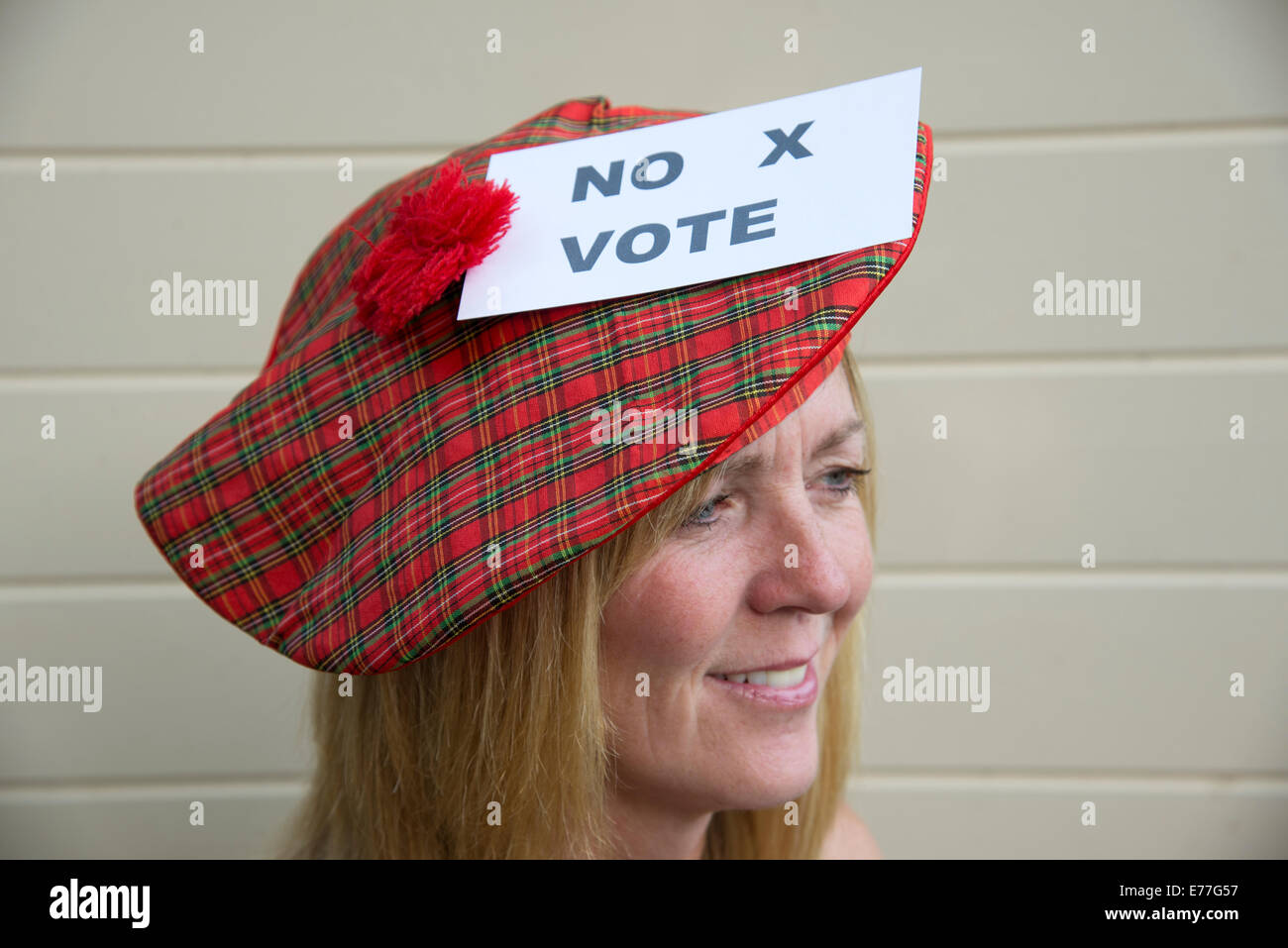 Schottischen Unabhängigkeitsreferendum Nein aus dieser lächelnde weibliche Wähler mit traditionellen Tam o Shanter Hut Stockfoto