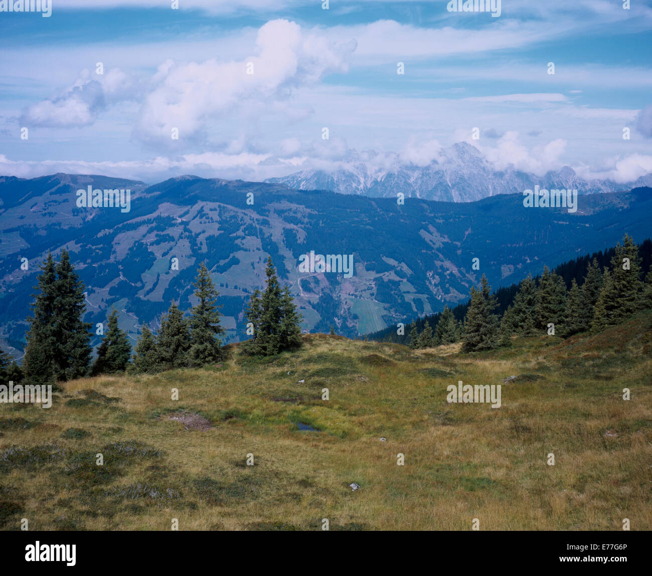 Die Volderglemmtal mit Blick auf Saalbach aus der Schwalbenwand über Zell am sehen Pinzgau Salzbergerland Österreich Stockfoto