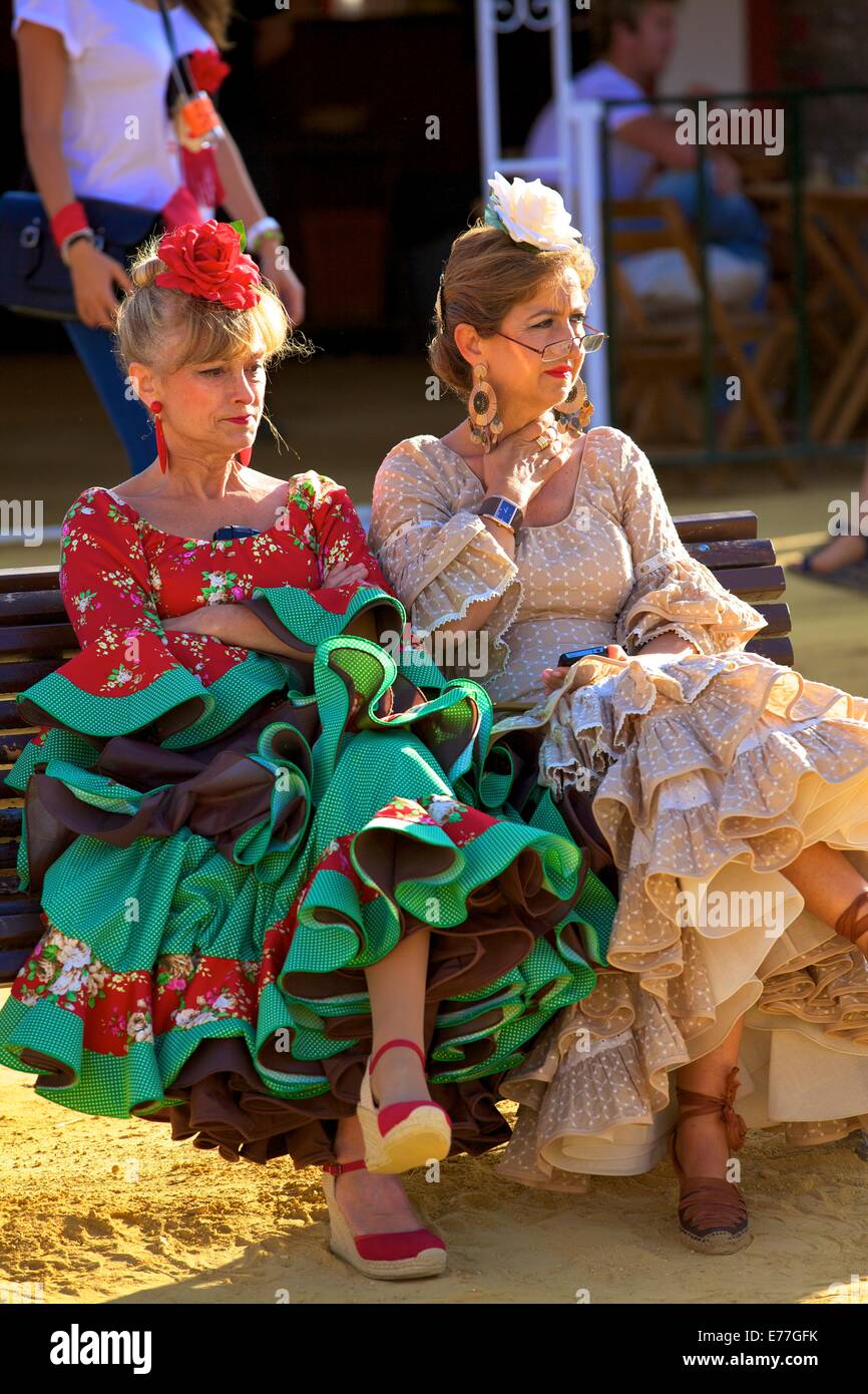 Zwei Frauen tragen spanische Tracht, jährliche Pferdemesse, Jerez De La Frontera, Provinz Cadiz, Andalusien, Spanien Stockfoto