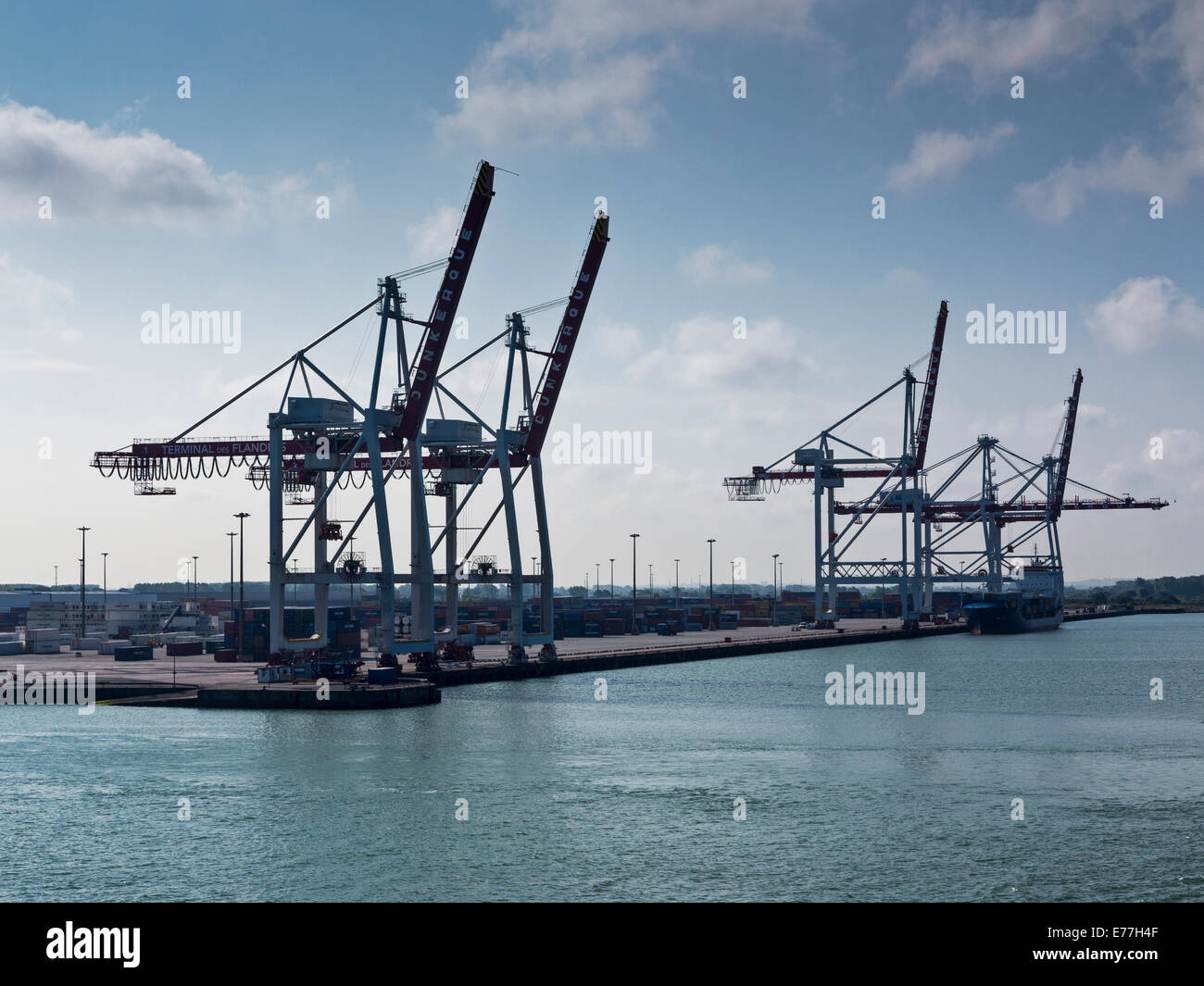 Krane auf dem Containerterminal in Dunkerque (Dünkirchen) Frankreich. Gegen das Licht getroffen. Stockfoto