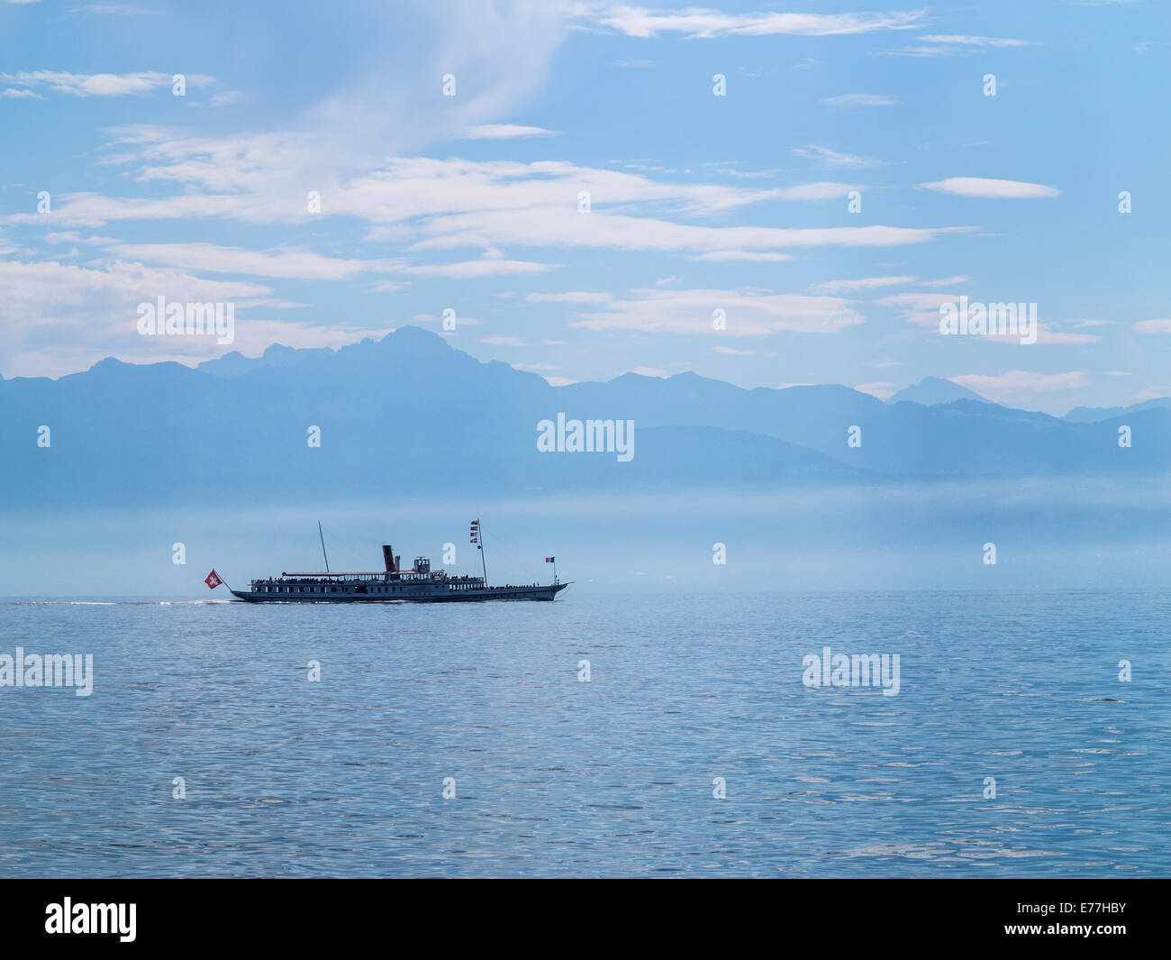 Ein Raddampfer überqueren Lac Leman (Genfer See).  Die Wolken im Hintergrund zeigen die Wirkung eine Temperatur-Inversion. Stockfoto