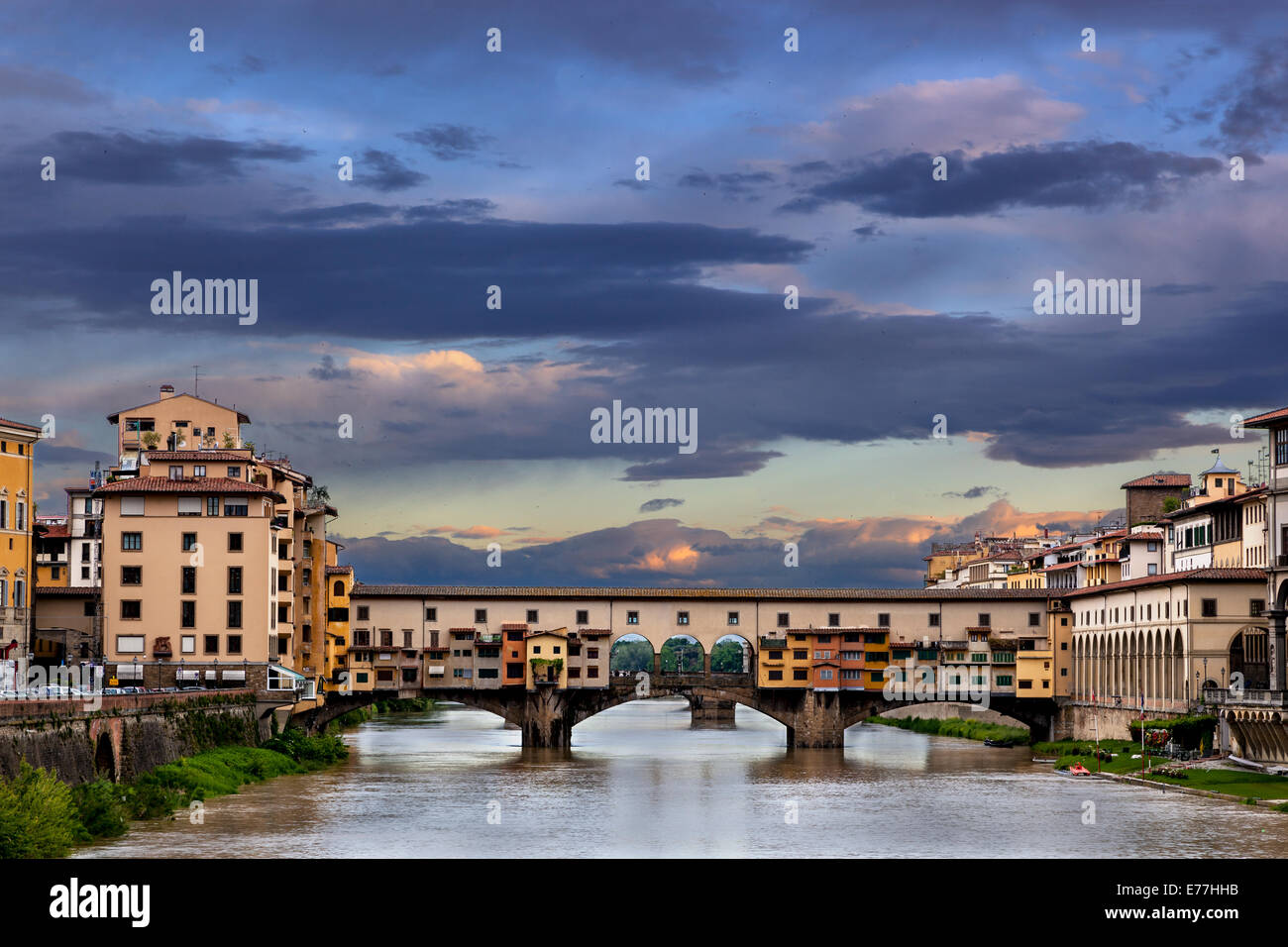 er Ponte Vecchio ist eine mittelalterliche Bogenbrücke über den Arno in Florenz, Italien Stockfoto