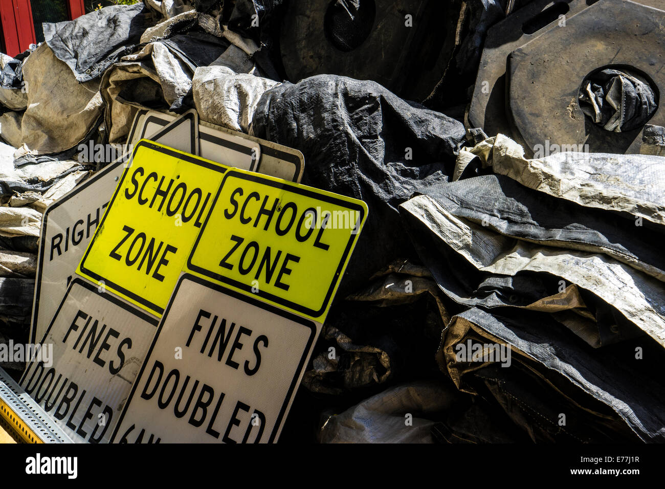mehrere "Schule-Zone" "Geldbußen verdoppelt" Verkehrszeichen auf Baustelle Stockfoto