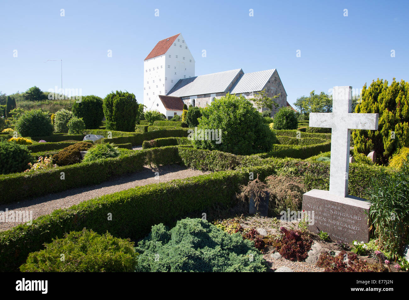 Vennebjerg Kirche, Vendsyssel, Nord-Jütland, Dänemark. Erbaut im Jahre 1150 mit späteren Erweiterungen. Blick über den Friedhof. Stockfoto