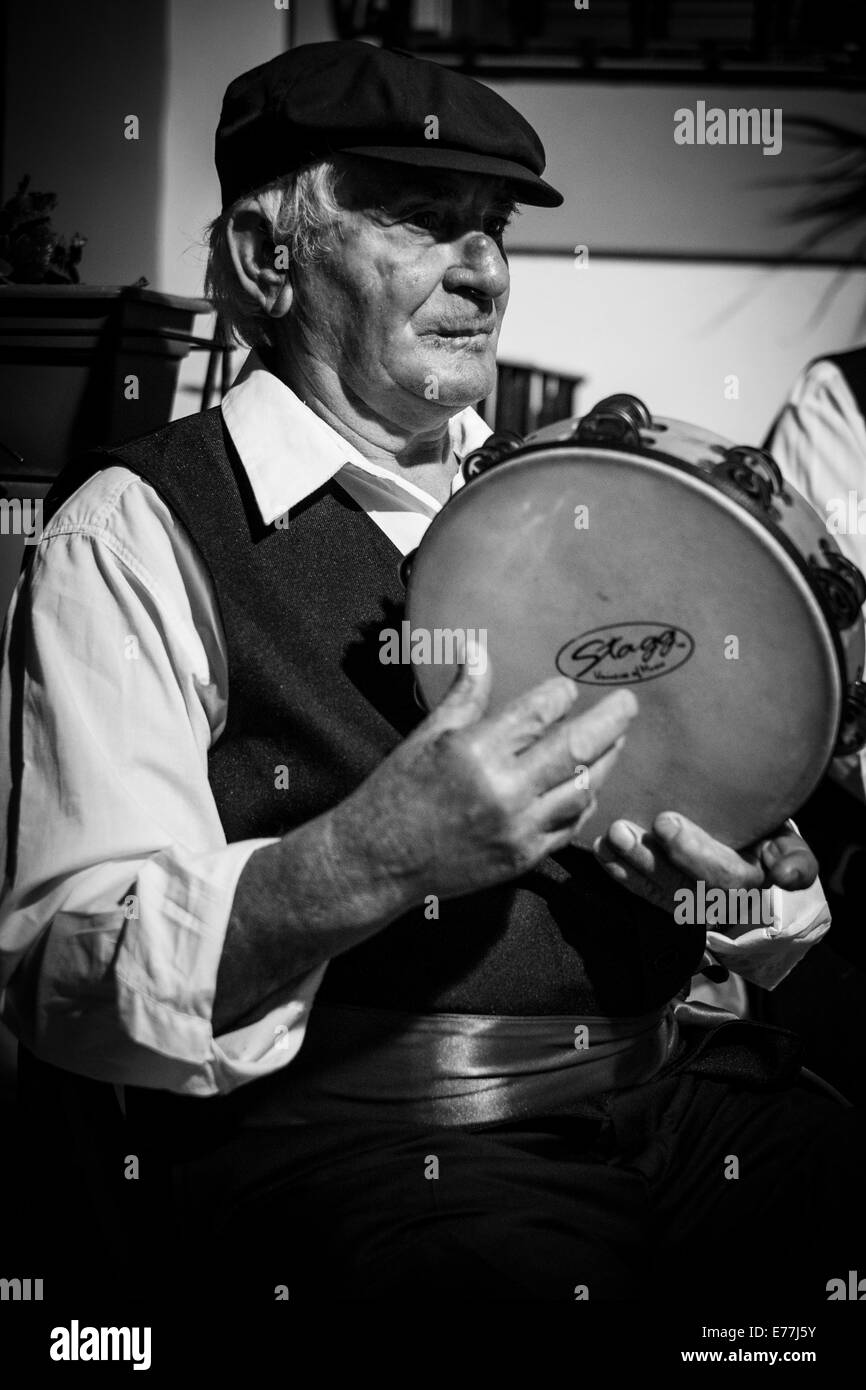 Straßenmusiker spielen spät in der Nacht auf der mediterranen Insel Gozo Stockfoto