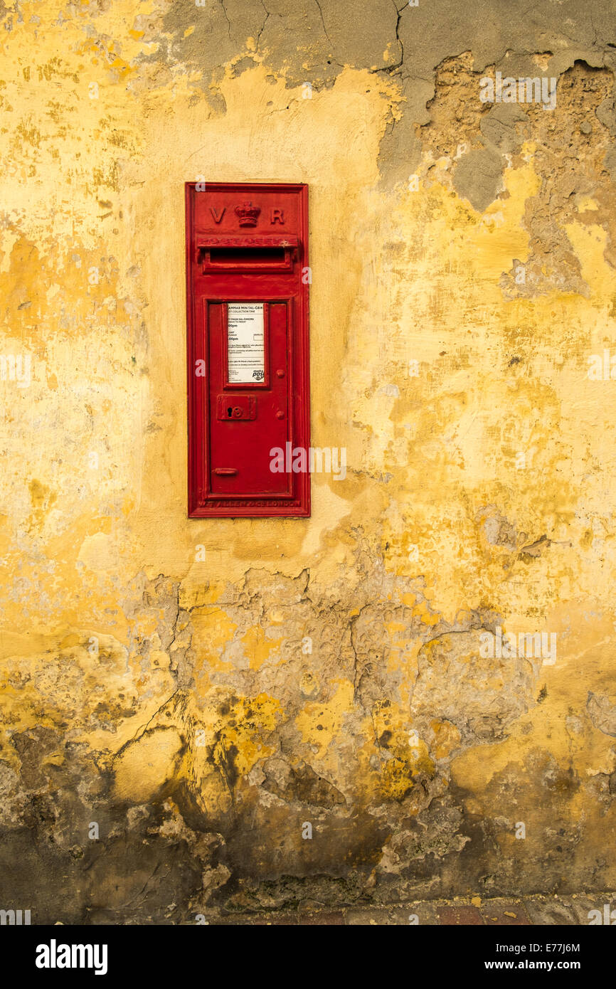 Old fashioned Briefkasten montiert in Wand auf Gozo Insel im Mittelmeer Stockfoto