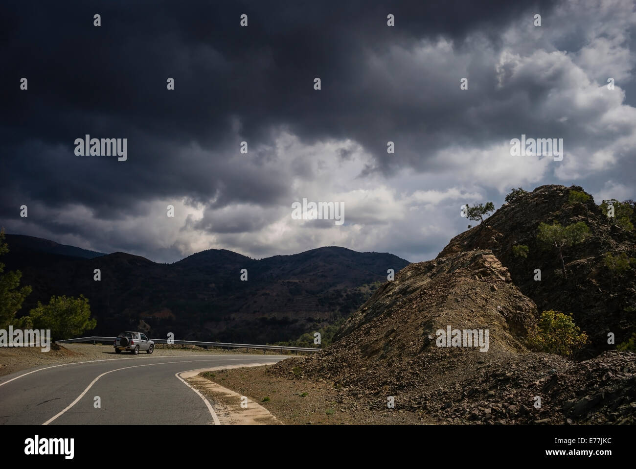 Fahren im Troodos-Gebirge von Zypern Stockfoto