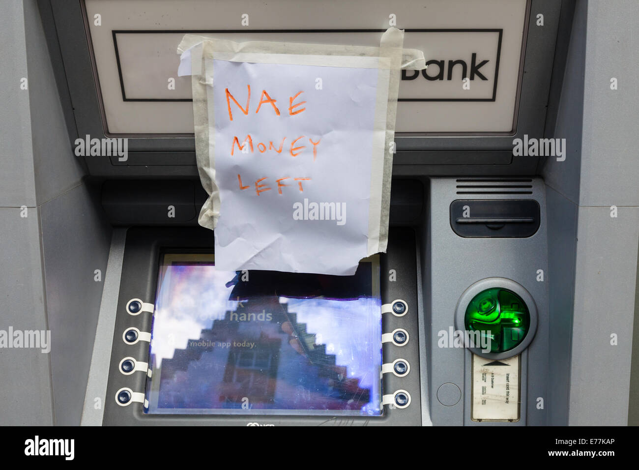 geldautomat-in-schottland-die-laufen-hat-kein-geld-und-auf-welche-jemand-ein-zeichen-nae-geld-ubrig-geblieben-ist-e77kap.jpg
