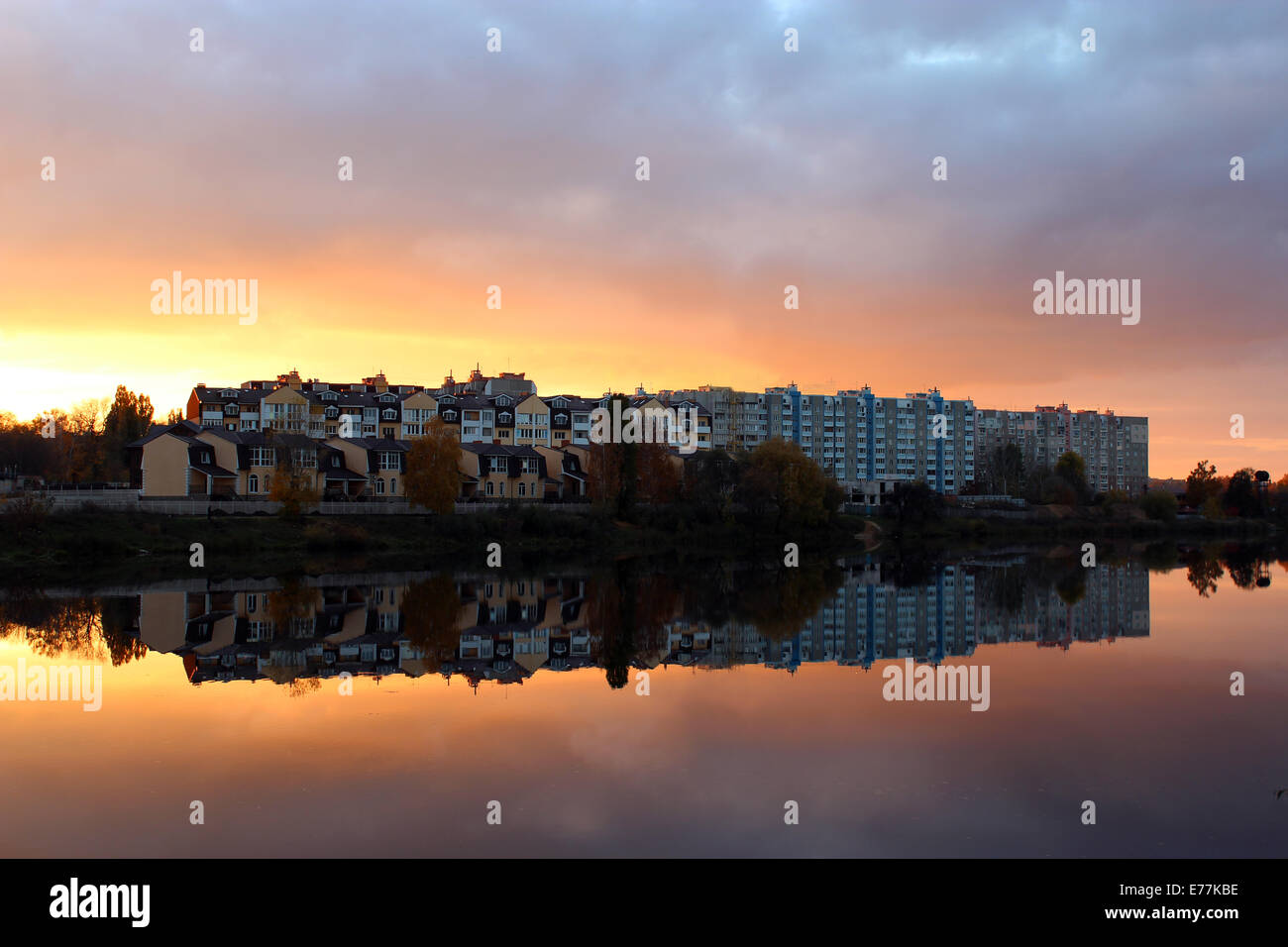 wunderschöne Landschaft mit Sonnenuntergang, Fluss und modernes Haus in ihm reflektiert Stockfoto
