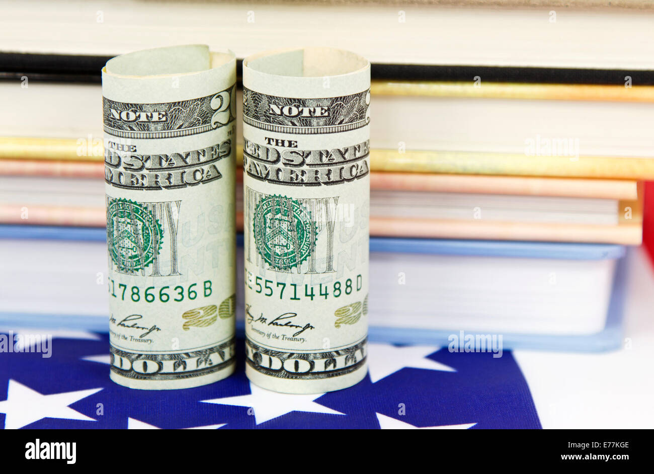 US-Dollar platziert, in der Nähe von bunten Bildung Symbole und auf Flagge spiegeln strategische Finanzpolitik, in Ausbildung zu investieren. Stockfoto