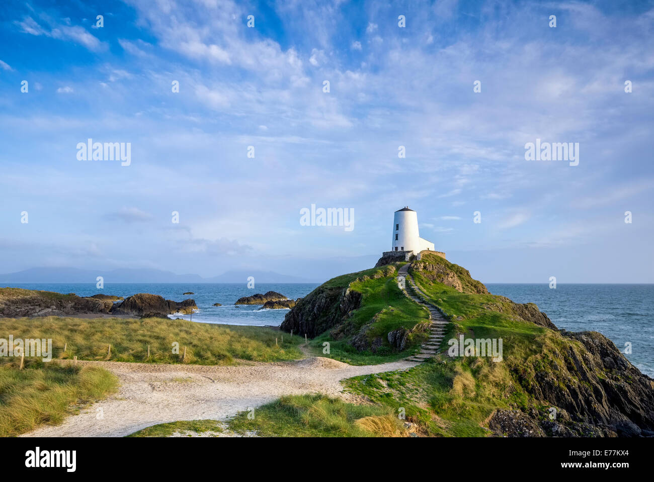 Schritte bis zum alten Leuchtturm auf Llanddwyn Island. Stockfoto