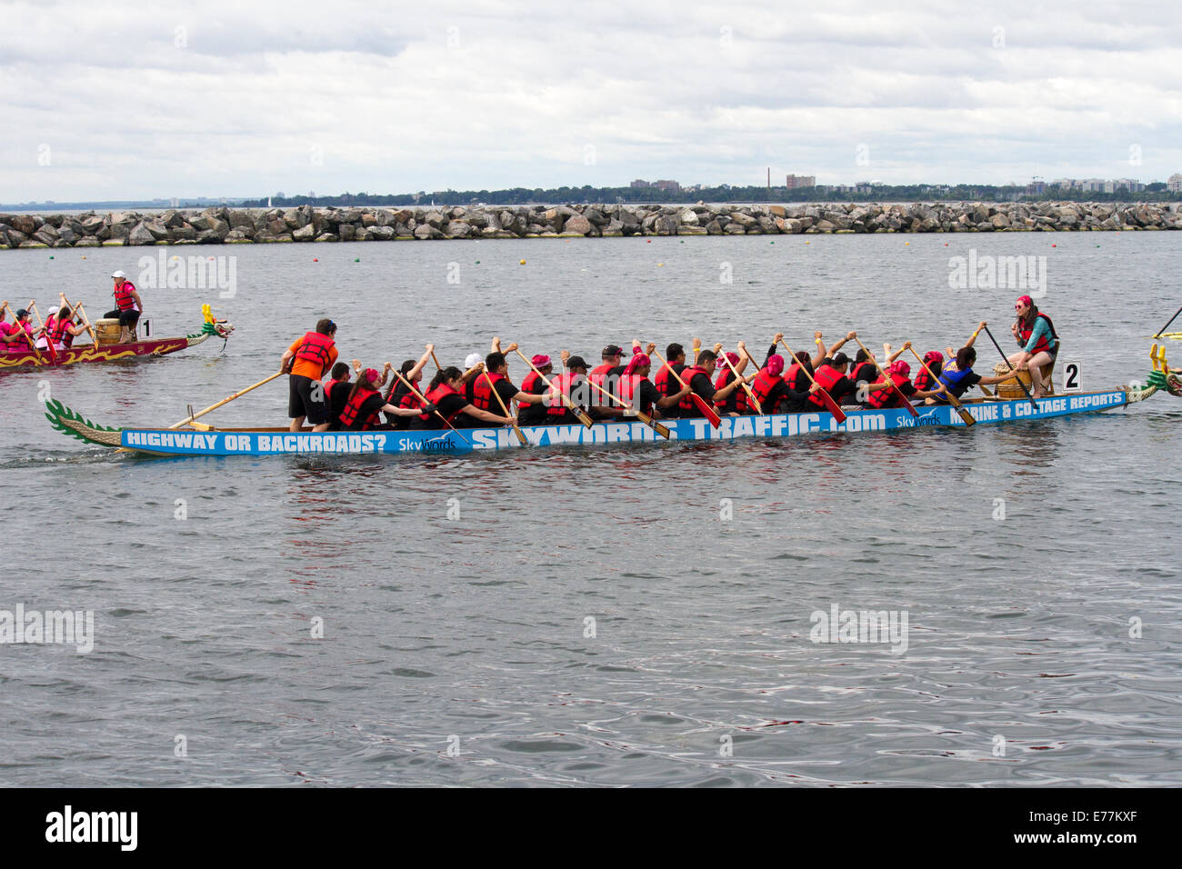 Team der Dragon Bootsfahrer Überschrift für den Start bei der GWN Drachenbootrennen in Toronto, Ontario Kanada Stockfoto