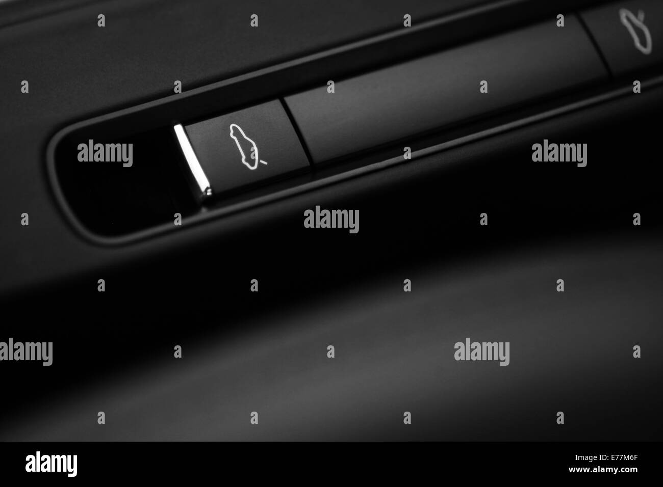 Detail mit remote Kofferraum-Entriegelungstaste in einem Auto. Stockfoto