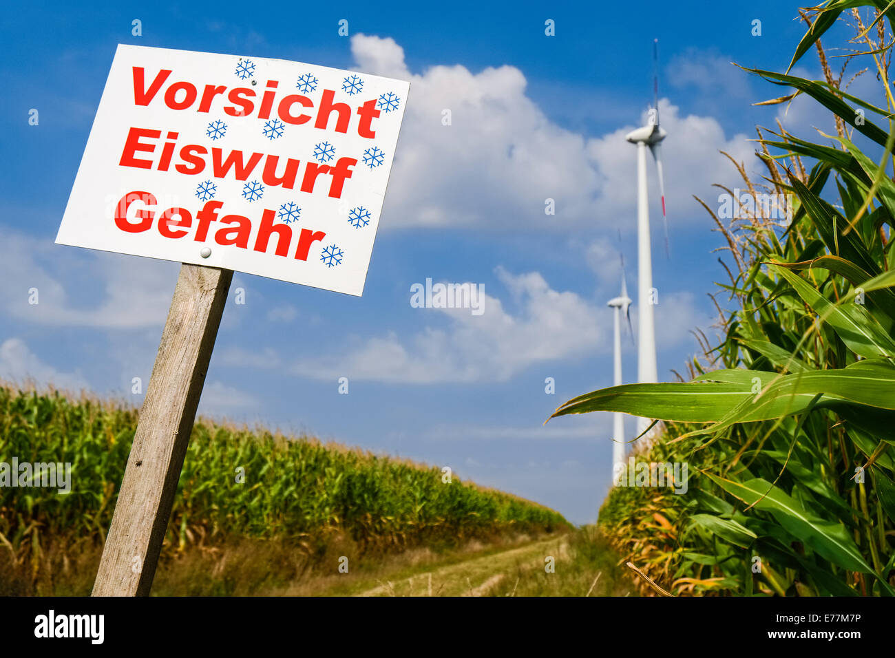 Warnschild vor der Windkraftanlagen in der Nähe von Wustermark, Brandenburg, Deutschland Stockfoto