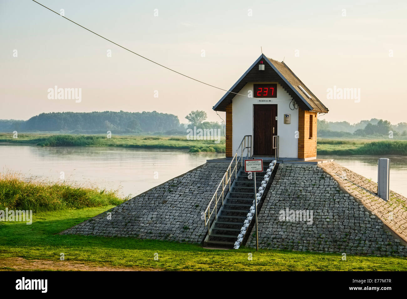 Haus am Fluss Oder in Ratzdorf, Brandenburg, Deutschland zu messen Stockfoto