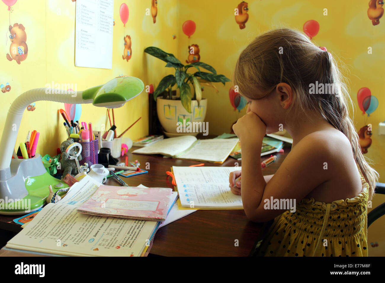 Schulmädchen lernt Lektionen am Tisch in ihrem Zimmer Stockfoto