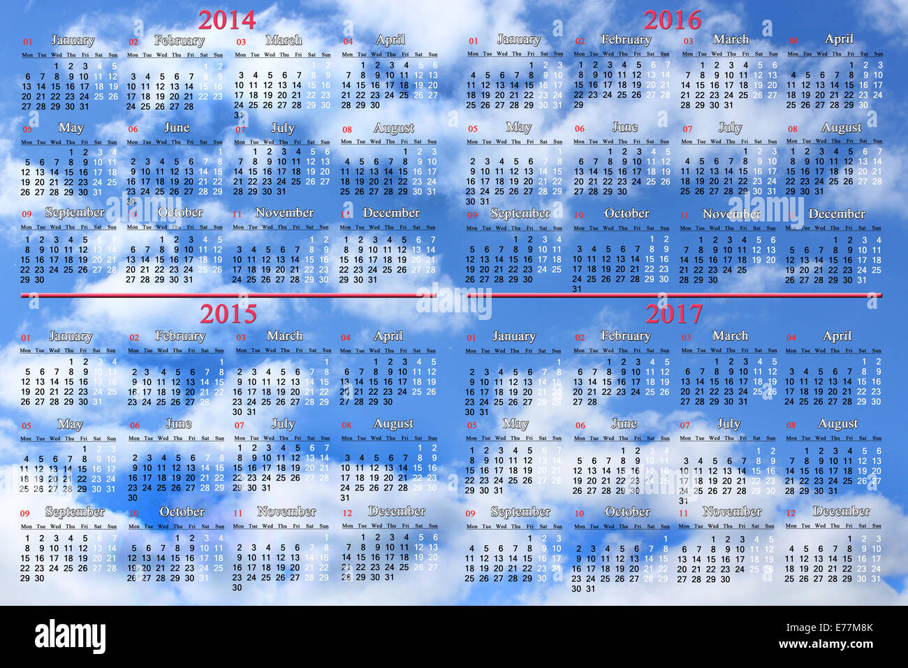 Bürokalender für die Jahre 2014-2017 auf dem Hintergrund des blauen Himmels Stockfoto