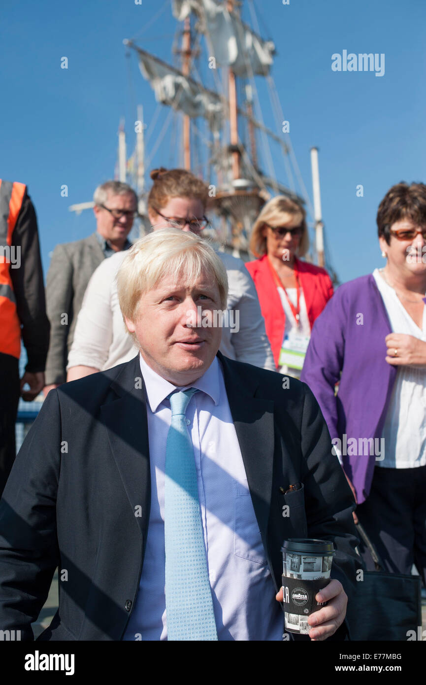 London, UK. 8. September 2014. Der Bürgermeister von London, Boris Johnson trat völlig Themse Direktor Adrian Evans bei einem Besuch in TS zäh, einem Großsegler im Besitz der Jubilee Sailing Trust. TS Tenacious, derzeit in Woolwich Arsenal Pier festgemacht ist ausgestattet voll zugänglich zu machen die Menschen mit Behinderungen zu crew Großsegler auf hoher See. Bildnachweis: Lee Thomas/Alamy Live-Nachrichten Stockfoto