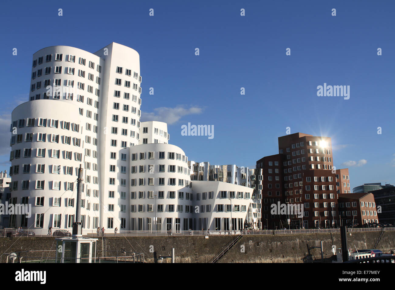 Düsseldorf berühmte Gebäude am Hafen, sonnigen Tag. Stockfoto