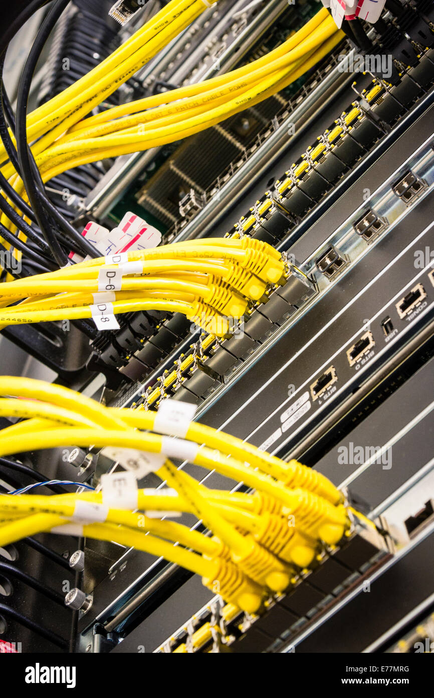 Gelben Ethernet-Kabel an ein high-End-Fräser-Maschine in einem Rechenzentrum Computer angeschlossen Stockfoto