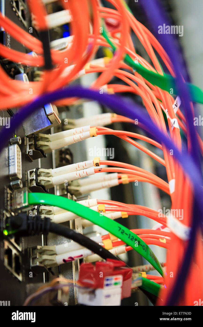 Faser- und Ethernet-Kabel eingesteckt in eine high-End-Router-Maschine in einem Computer-Rechenzentrum unterstützt Cloud computing Stockfoto