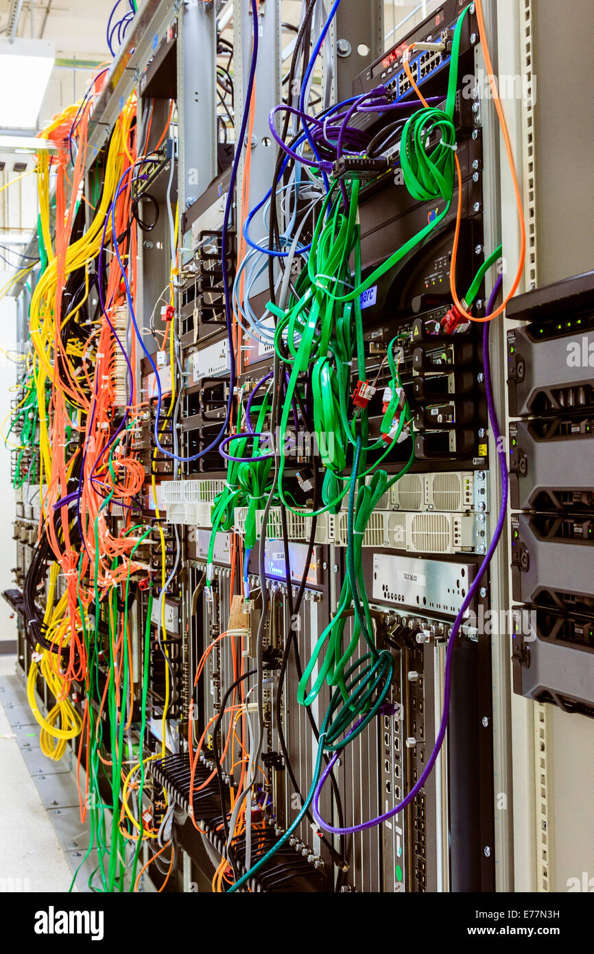 Faser- und Ethernet-Kabelsalat eingesteckt Router Maschinen Computer Data Center unterstützt Cloud computing Stockfoto
