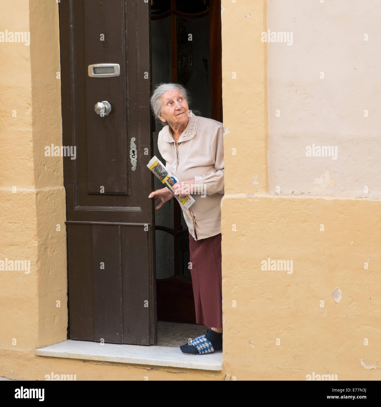 Ältere Frau an ihrer Haustür in Rabat, Malta Stockfoto