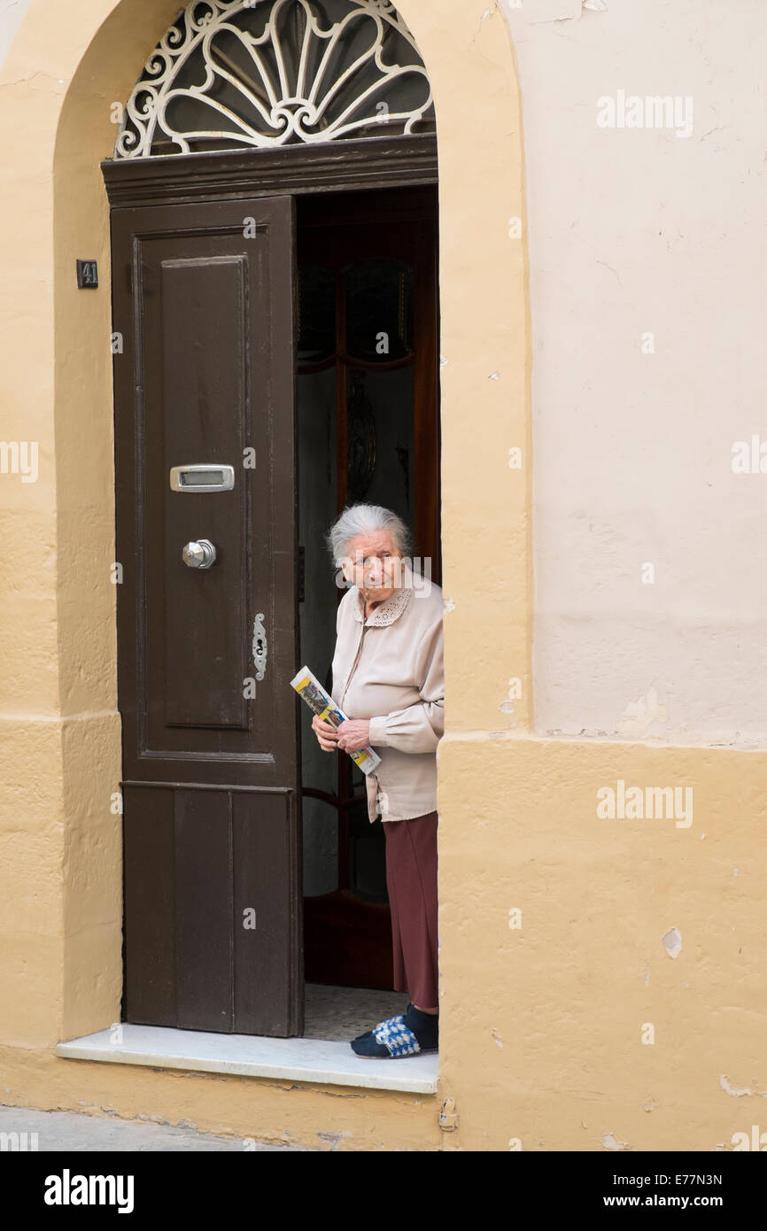 Ältere Frau an ihrer Haustür in Rabat, Malta Stockfoto