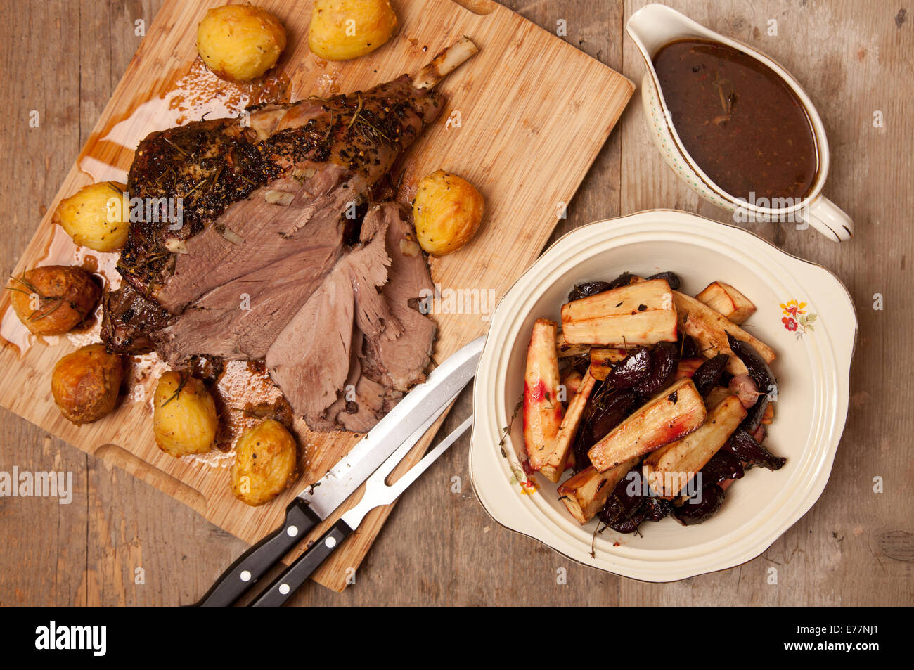 Gebratene Lammkeule mit gebratenem Gemüse und Soße Stockfoto