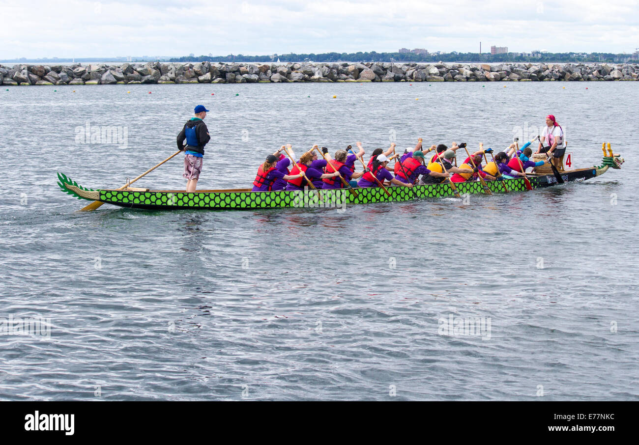 Team der Dragon Bootsfahrer Überschrift für den Start bei der GWN Drachenbootrennen in Toronto, Ontario Kanada Stockfoto