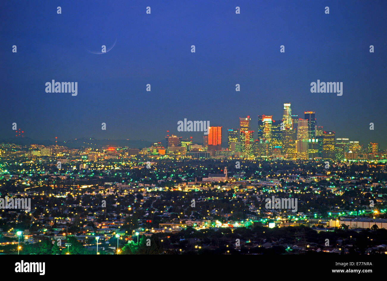Los Angeles Civic Center und City Lights in der Abenddämmerung von Griffith Park Observatory Stockfoto
