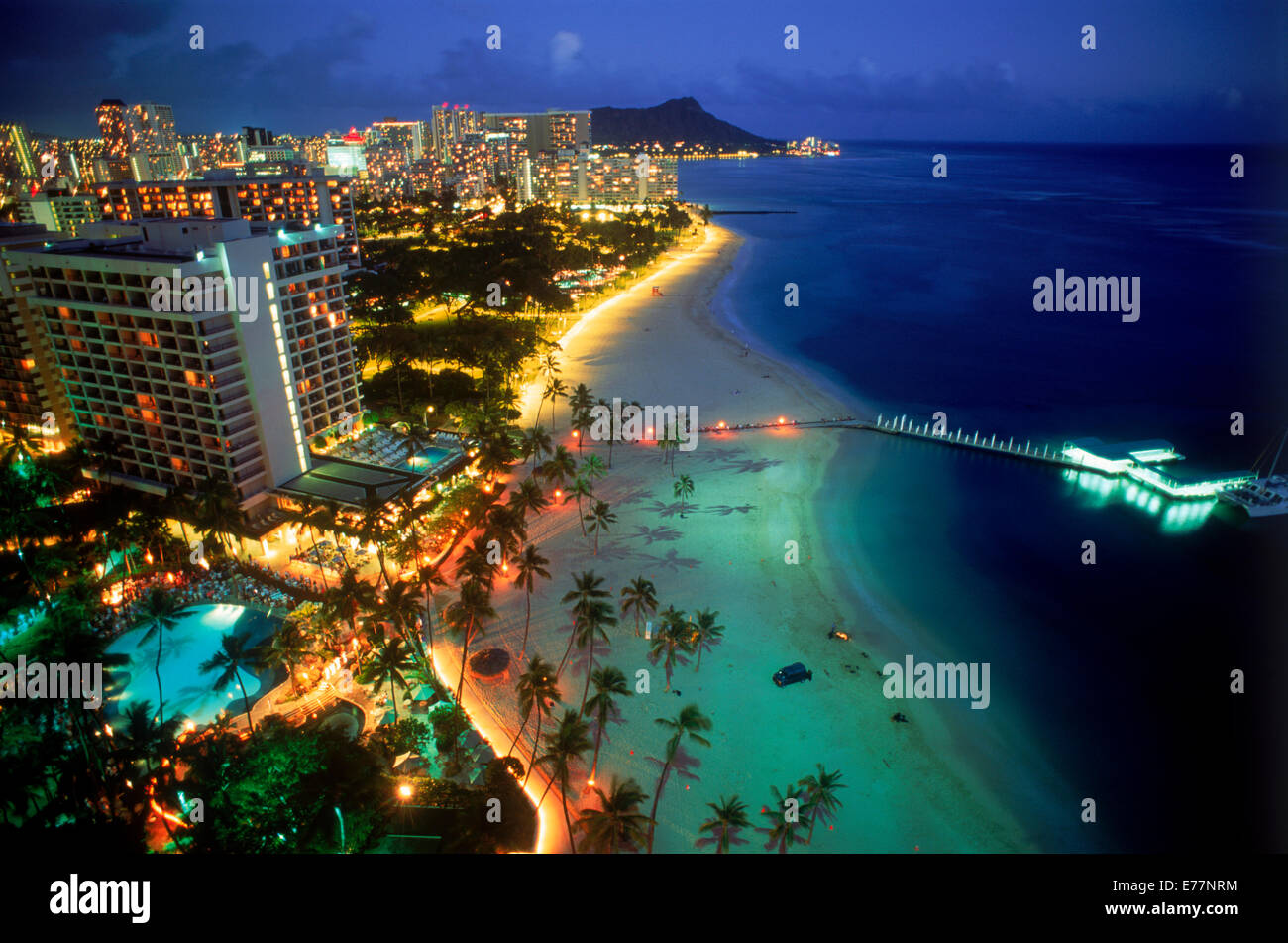Übersicht der Strände von Waikiki mit Diamond Head in der Dämmerung Stockfoto