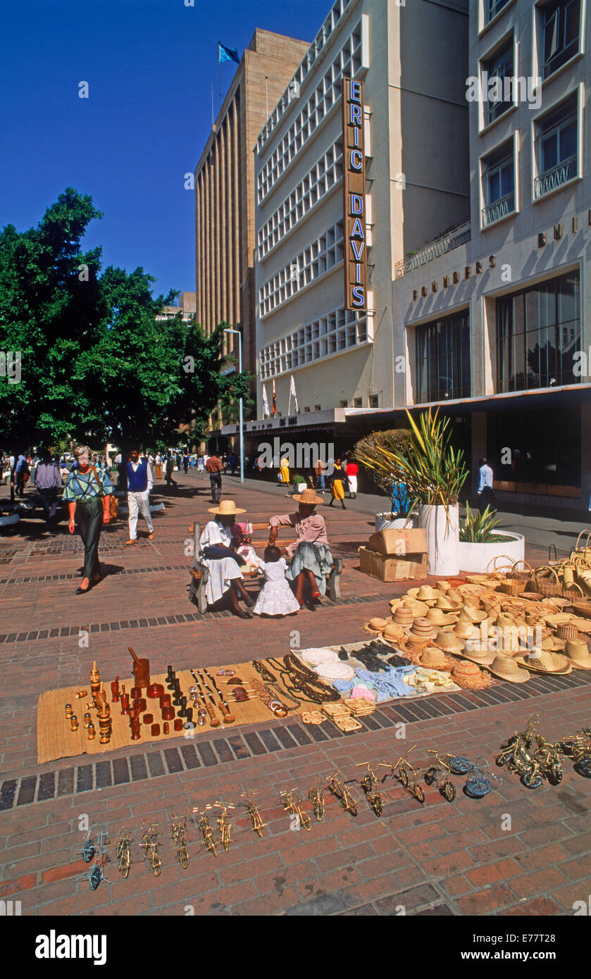 Straßenszene mit touristischen Souvenirs auf Gehweg in Harare, der Hauptstadt von Simbabwe im Südosten Afrikas Stockfoto