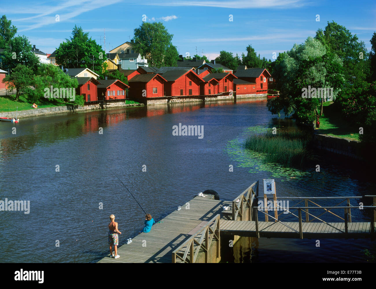 Privaten Rote Hütte Residenzen und Kinder Angeln an den Ufern des Flusses Porvoo in Finnland Stockfoto