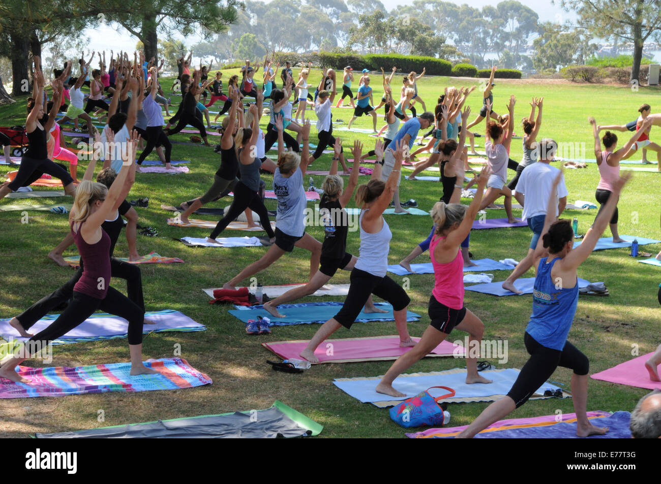 Täglich kostenlose Outdoor-Übung und Yoga-Kurse im Laterne Bay Park in Dana Point, Kalifornien Stockfoto