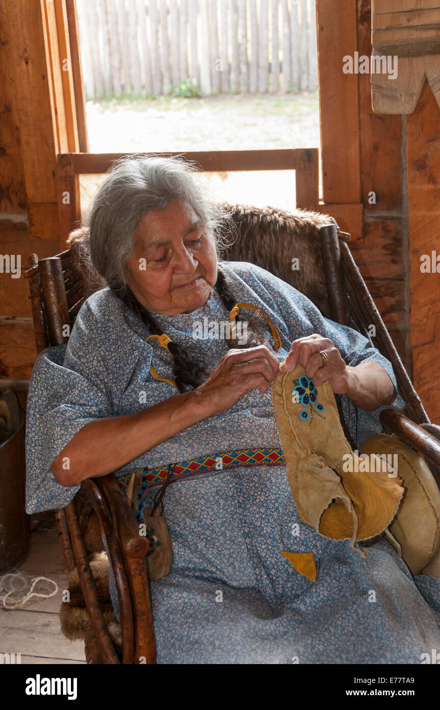 Elk203-5340v Kanada, Alberta, Edmonton, Fort Edmonton, Native Camp, Frau Nähen Mokassins Stockfoto