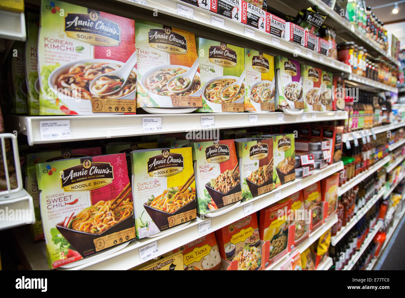 Eine natürliche Lebensmittel Lebensmittelgeschäft Gang mit Regalen von Annie Chun Nudeln und Suppe Schüssel Pakete. Stockfoto