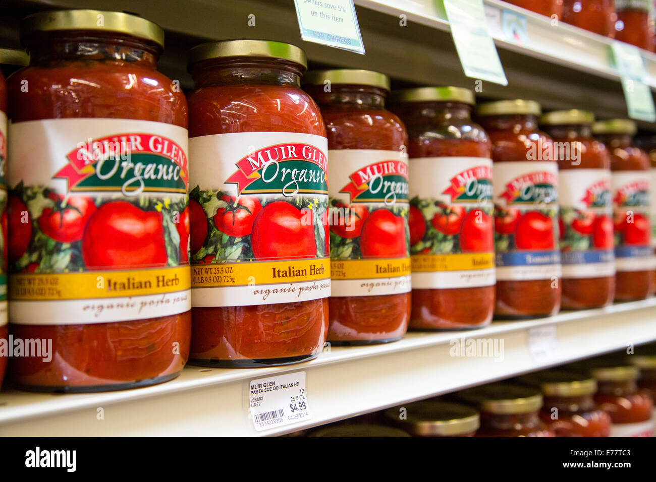 Ein natürliche Lebensmittel Lebensmittelgeschäft Gang mit Regalen der Muir Glen Bio Konserven Tomatenprodukte. Stockfoto