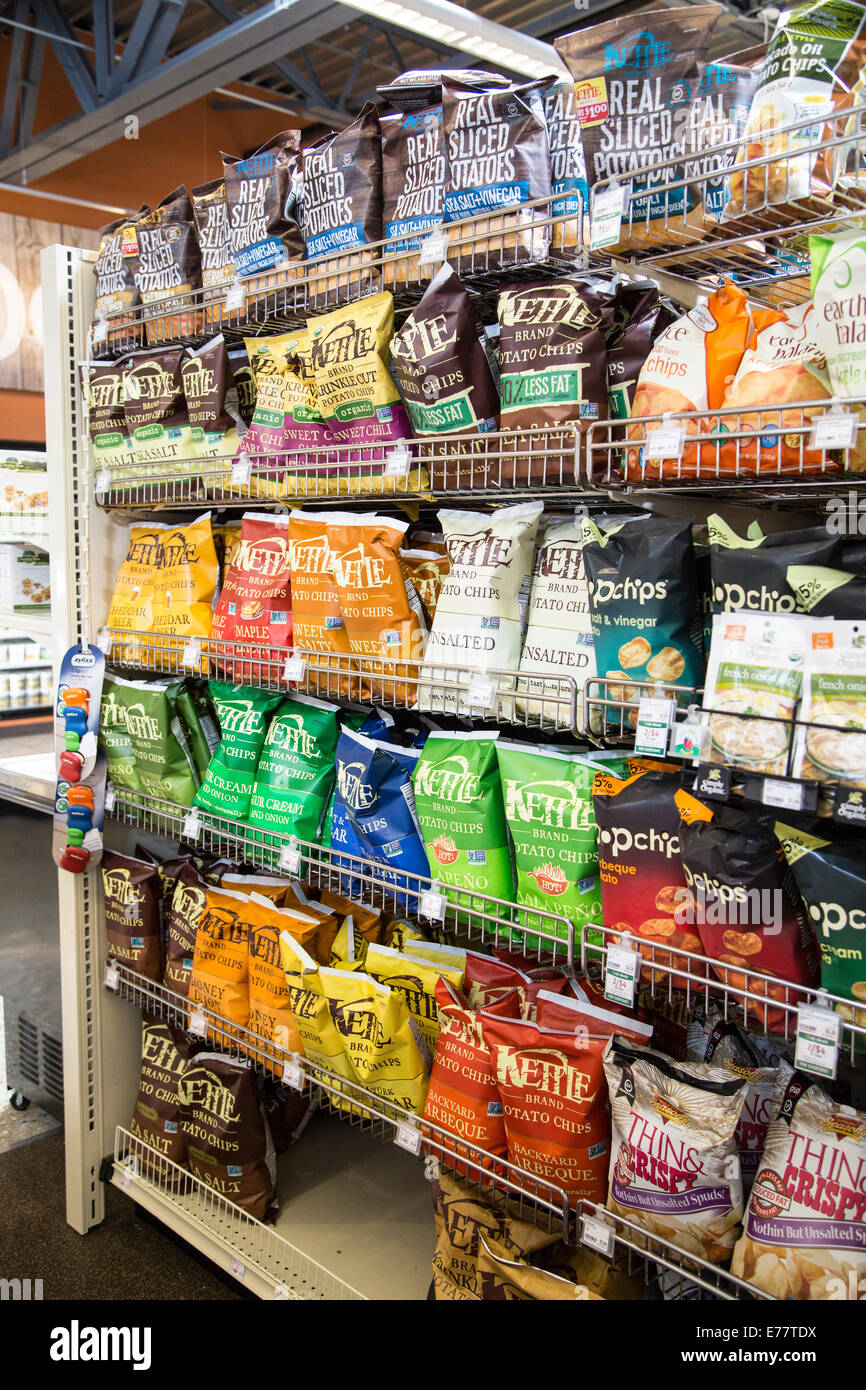Eine natürliche Lebensmittel Lebensmittelgeschäft Gang mit Regalen der natürlichen Kartoffelchips. Stockfoto