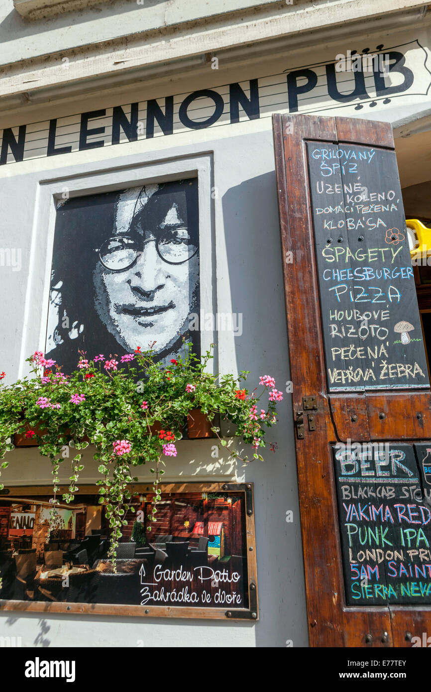 Prag John Lennon Pub Kampa Island, Prag Kreidetafel Menü Prag Blumentöpfe Stockfoto