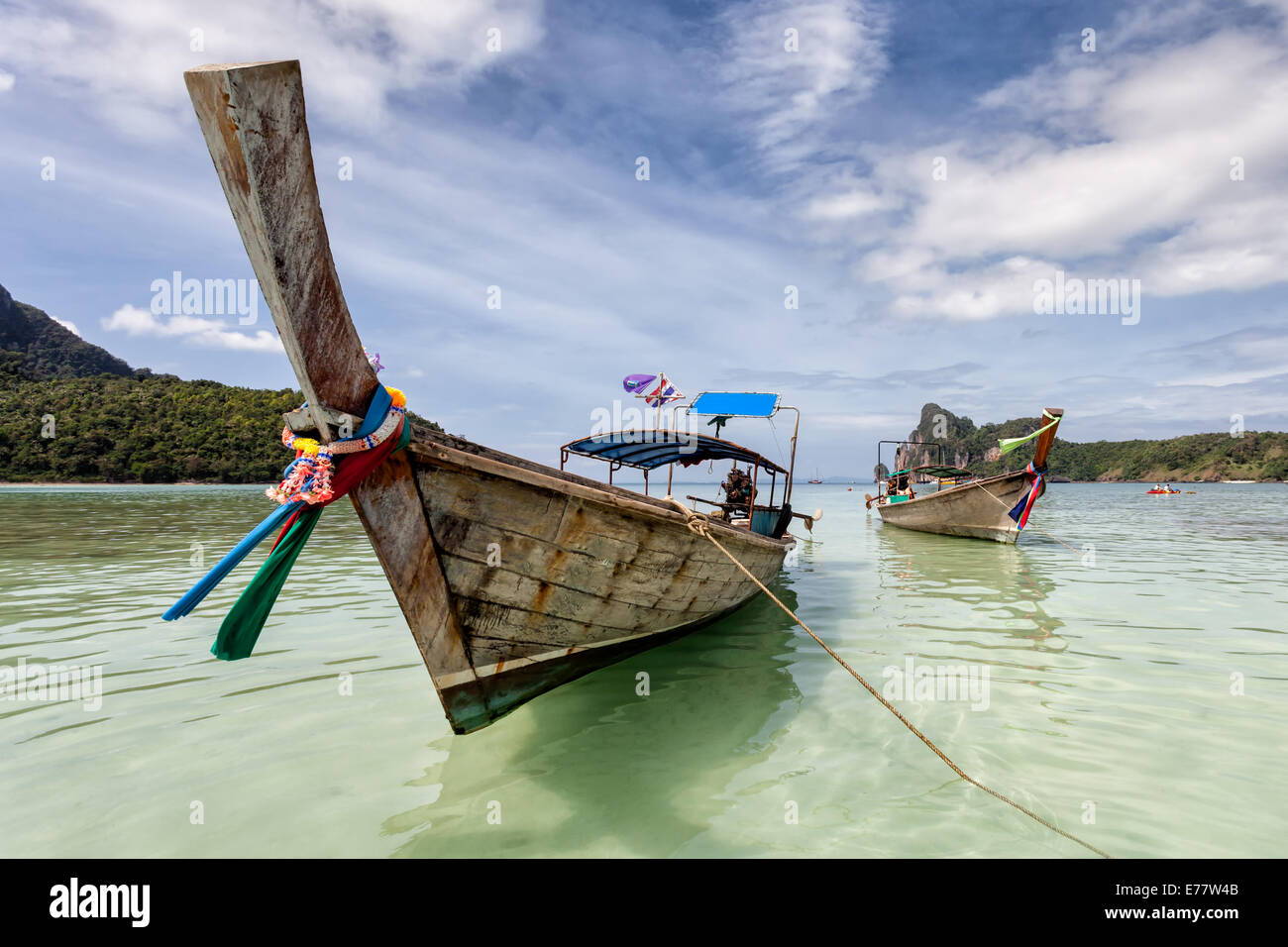 Langbooten hintereinander auf Phi Phi Island, Thailand Stockfoto