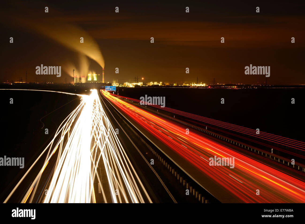 Langzeitbelichtung bei Nacht, Routen Licht auf der Autobahn A38, Kraftwerk Schkopau an der Rückseite, Sachsen-Anhalt, Deutschland Stockfoto