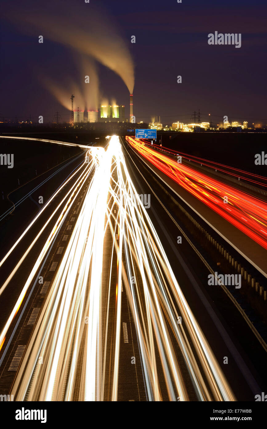 Langzeitbelichtung bei Nacht, Routen Licht auf der Autobahn A38, Kraftwerk Schkopau an der Rückseite, Sachsen-Anhalt, Deutschland Stockfoto